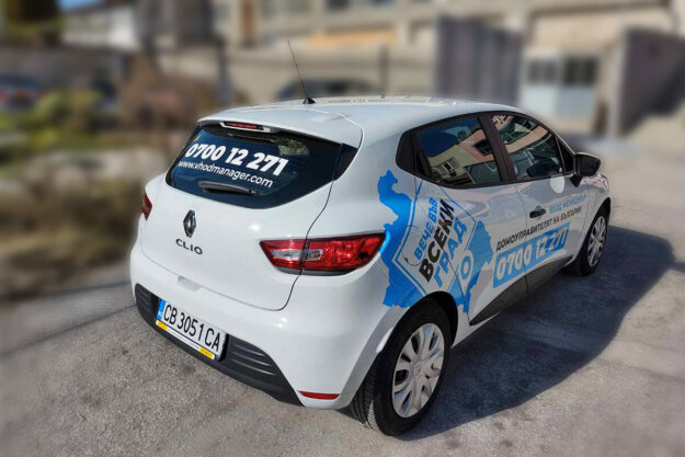 Wrapping a company car with advertising graphics for Vhod Manager