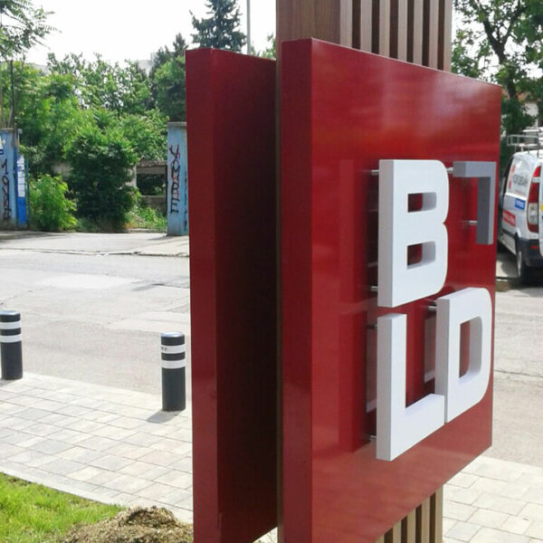 Букви от неръждавейка върху основа от Еталбонд за BLD Рекламен тотем със светещи табели от Еталбонд и букви от неръждавейка - BLD, София