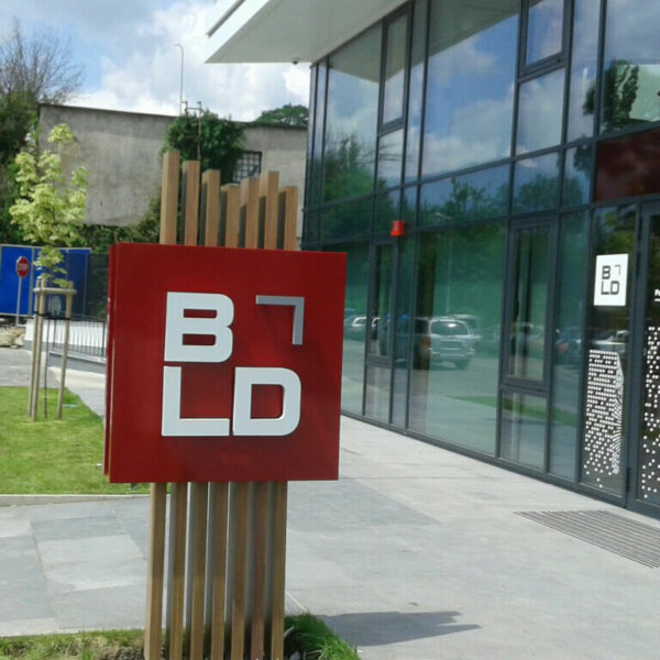 Букви от неръждавейка върху основа от Еталбонд за BLD