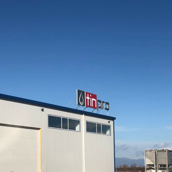 Illuminated sign and channel letters for TinPro Combination between illuminated sign and a channel letters for TinPro
