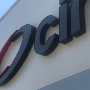 Светещи обемни букви от Алурапид за Cimcoop Светещи обемни букви с лице от плексиглас и страници от алуминий за Cimcoop