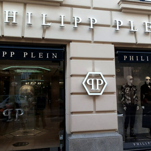Светещи обемни букви с лице от плексиглас и страници от инокс – Philipp Plein Светещо обемно лого Philipp Plein