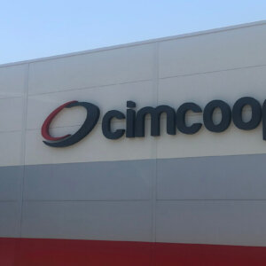 Светещи обемни букви със страници от алуминий за Cimcoop Светещи обемни букви с лице от плексиглас и страници от алуминий за Cimcoop