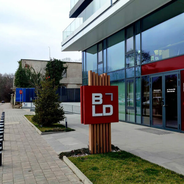 Светещи табели за тотем с основа от Еталбонд и букви от неръждавейка BLD, София Светещи табели за тотем с основа от Еталбонд за BLD