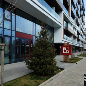 Тотем BLD със светещи табели от Еталбонд