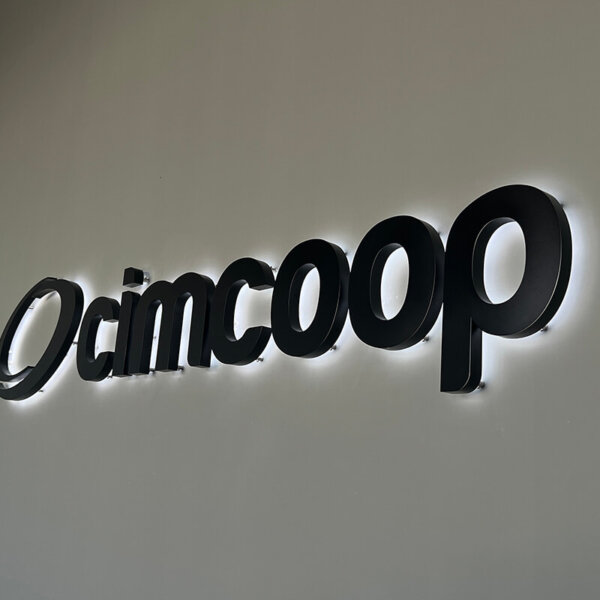 Светещи контражурно интериорни обемни букви за Cimcoop Светещи контражурно интериорни обемни букви и лого за Cimcoop