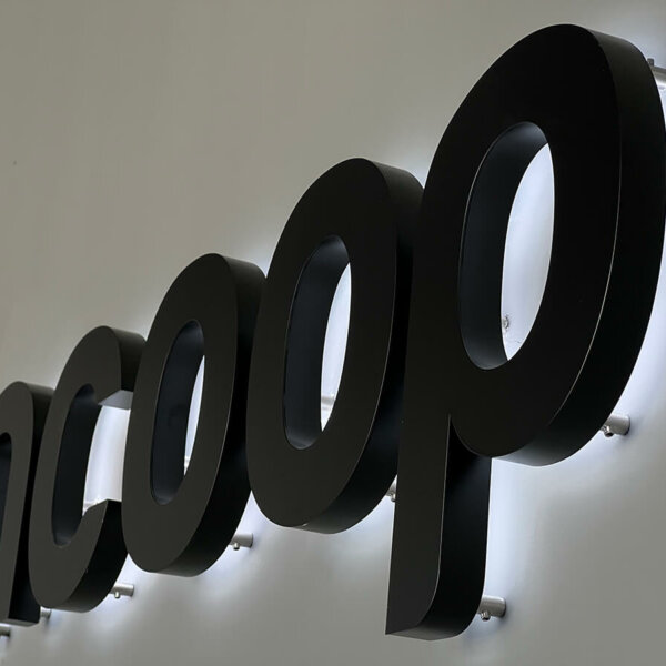 Светещи назад интериорни обемни букви за Cimcoop Светещи контражурно интериорни обемни букви и лого за Cimcoop