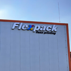 Светещи обемни букви с алуминиеви страници и лице от плексиглас за FlexPack, Пловдив Светещи обемни букви с алуминиеви страници и лице от плексиглас - FlexPack