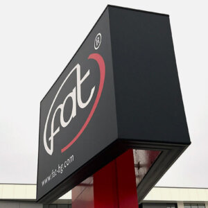 Двустранен светещ тотем с лице от винил за FAT, Пловдив Двустранен светещ тотем за FAT, Пловдив