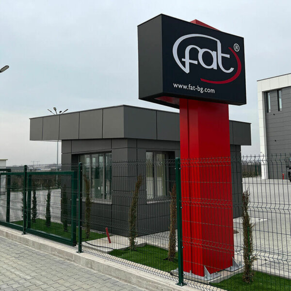 Осветен рекламен тотем за FAT, Пловдив Двустранен светещ тотем с лице от винил за FAT, Пловдив