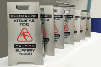 Предупредителна метална табела тип стойка Хлъзгав под