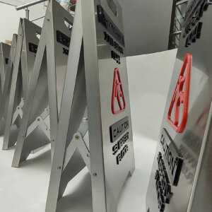 Предупредителна метална табела тип стойка с релефни букви Предупредителна метална табела тип стойка Хлъзгав под