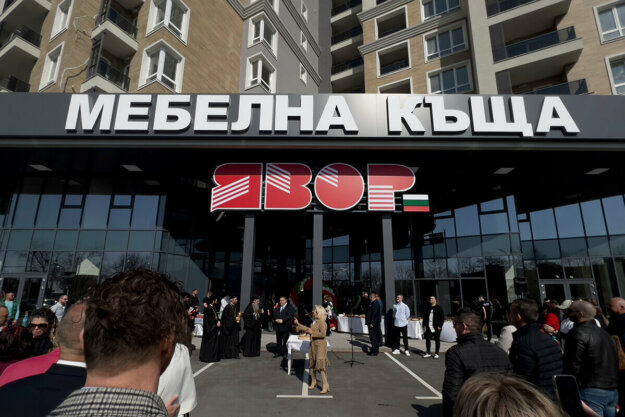 Конструкция от алуминий за светещи обемни букви и български флаг - Мебелна къща ЯВОР, Пловдив