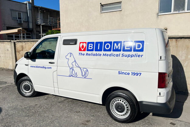 Облепяне на фирмен бус за Biomed