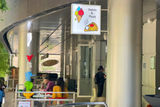 Двустранна конзолна светеща табела Gelato & Pizza, София