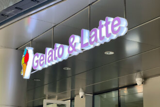 Светещи обемни букви и лого от плексиглас за Gelato & Latte, София
