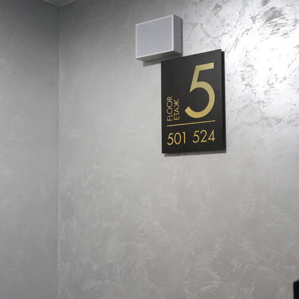 Изграждане на визуална комуникация в хотел DoubleTree by Hilton, Пловдив Интериорни табели за етажи в хотел DoubleTree by Hilton, Пловдив