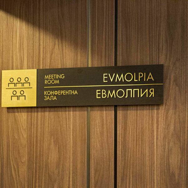 Interior signs for visual communication – DoubleTree by Hilton Interior signs for hotel rooms - DoubleTree by Hilton