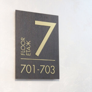 Интериорни табели за визуална комуникация в хотел DoubleTree by Hilton, Пловдив Интериорни табели за етажи в хотел DoubleTree by Hilton, Пловдив