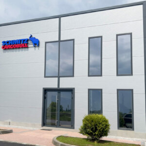 Illuminated channel letters and logo - Schmitz Cargobul