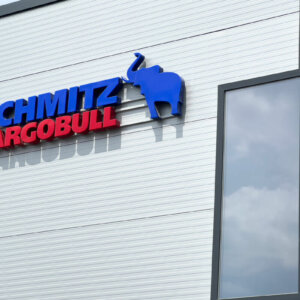 Illuminated channel letters and logo - Schmitz Cargobul