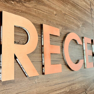 Релефни букви сандвич от мед за рецепция – Santé Hotel, Велинград Релефни букви сандвич от мед Reception - Santé SPA Hotel, Велинград