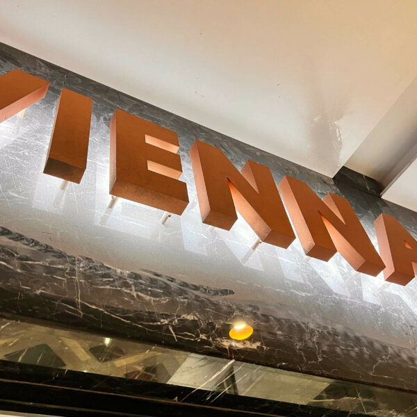 Светещи обемни букви от мед Vienna Salon за Santé SPA Hotel, Велинград Обемни букви от мед за Santé SPA Hotel, Велинград