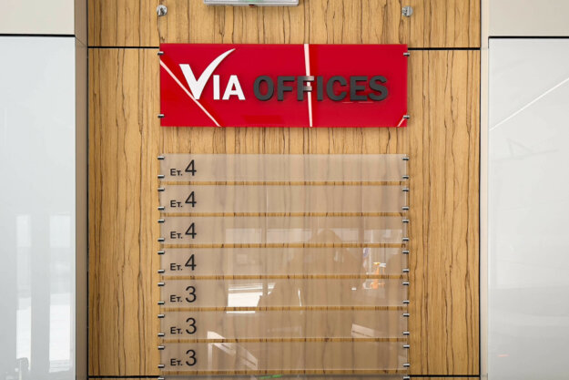 Фирмен указател от плексиглас за Via Offices, Пловдив