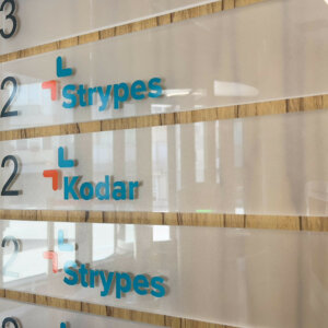 Фирмен указател с табели от плексиглас за Via Offices, Пловдив Фирмен указател от плексиглас за Via Offices, Пловдив