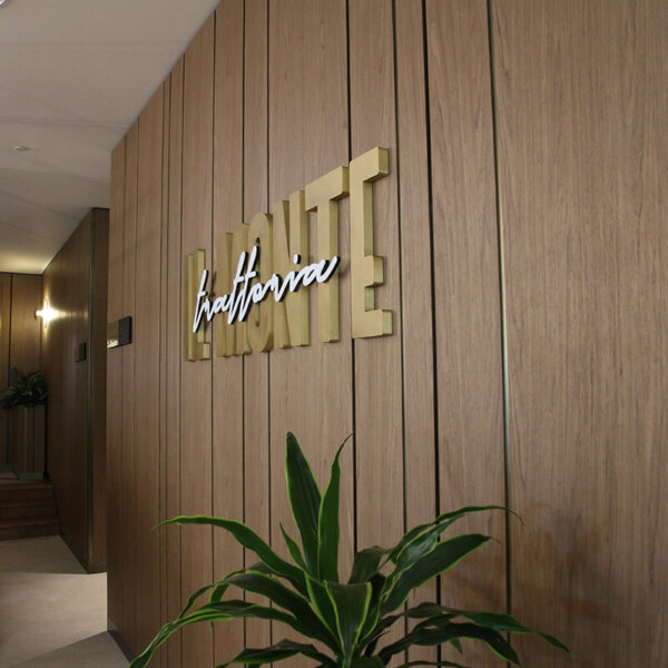 Интериорни букви от месинг за IL Monte в DoubleTree by Hilton Интериорни букви от месинг за IL Monte Trattoria в DoubleTree by Hilton, Пловдив