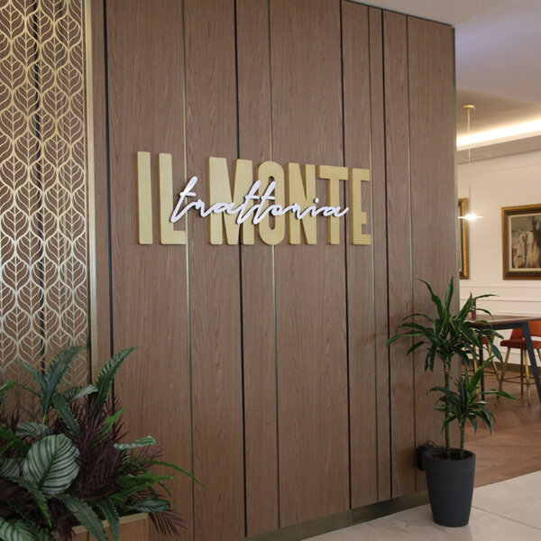 Интериорни букви от месинг за IL Monte в DoubleTree by Hilton