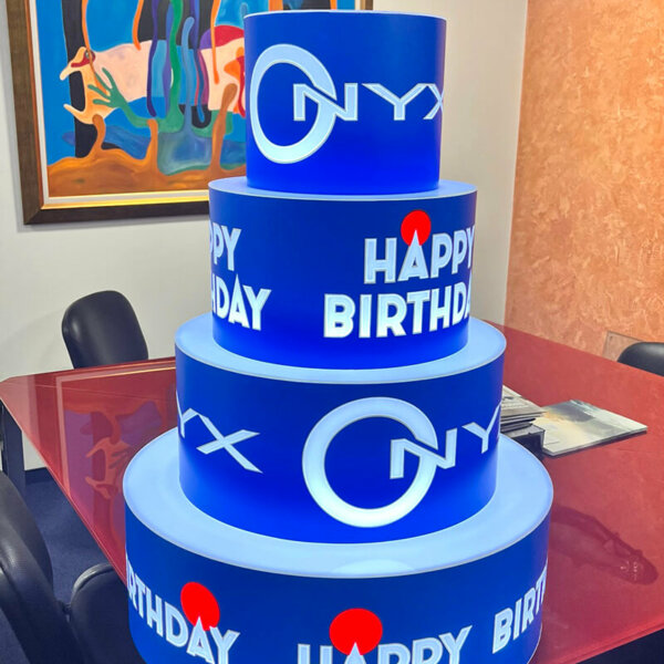 Светеща торта от плексиглас за Onyx, Пловдив Светеща торта от плексиглас за заведение Onyx