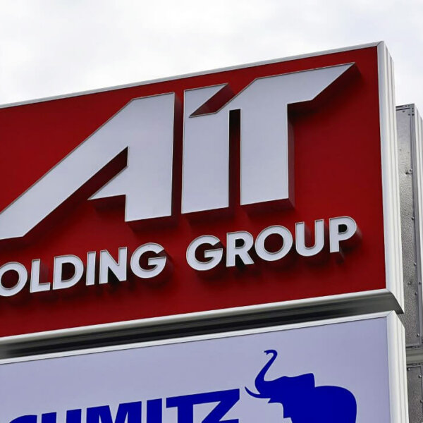 Светещи обемни букви върху тотем AIT Светещи табели за тотем AIT с лице винил и надписи от фолио