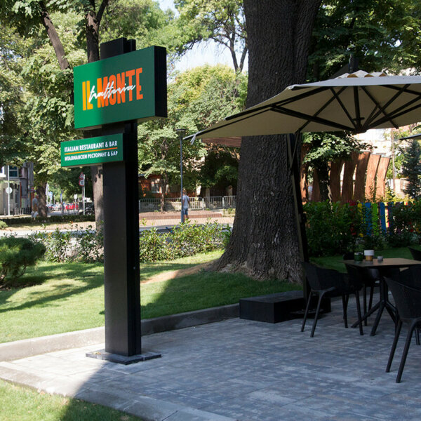 Светещ едностранен тотем за Ill Monte Trattoria Светещ едностранен тотем за Ill Monte Trattoria