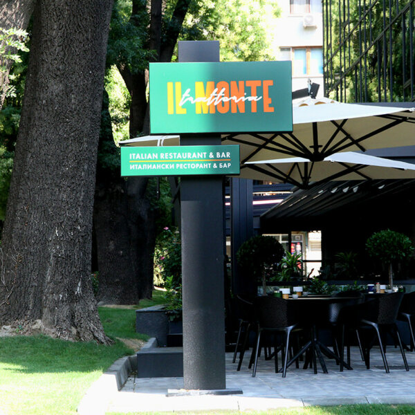 Светещ едностранен тотем за италиански ресторант Ill Monte Trattoria, Пловдив Светещ тотем за Ill Monte Trattoria, Пловдив