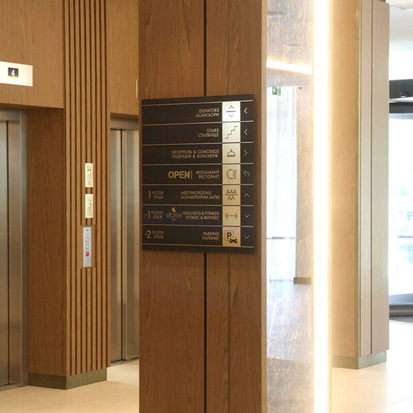 Информационно табло – Хотел DoubleTree by Hilton, Пловдив Информационно табло с метализирани ABS табели - Хотел DoubleTree by Hilton