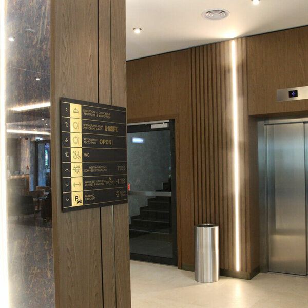 Информационно табло с метализирани ABS табели – DoubleTree by Hilton, Пловдив Информационно табло за хотел DoubleTree by Hilton, Пловдив