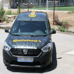 Рекламни стикери Continental и фолио за печат за автомобили преобразиха фирмена Dacia