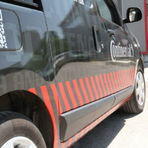 Ленти от червено светлоотразително фолио по вратите на автомобил