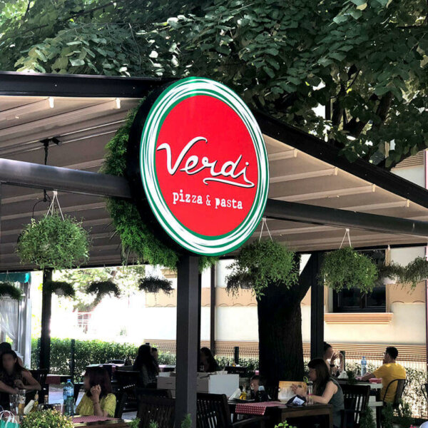 Кръгла табела с винилно лице за Verdi Trattoria в Пловдив