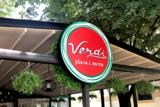 Кръгла табела с LED осветление за ресторант Verdi Trattoria
