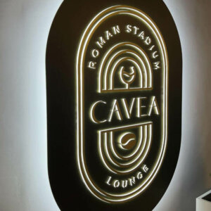 Светеща табела с вградени релефни букви за Cavea Roman Stadium