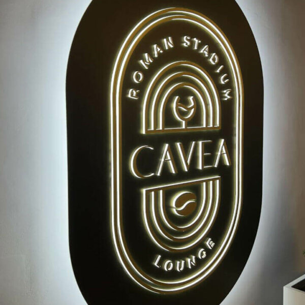 Светеща табела с вградени релефни букви за Cavea Roman Stadium Светеща табела с вградени релефни букви за Cavea Roman Stadium
