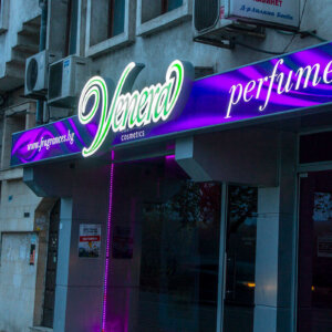 Рекламна табела с LED осветление за луксозен магазин за парфюми