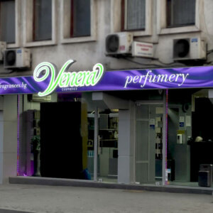 Венера Козметикс с нова рекламна табели и обемни букви