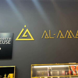 Релефни букви с фолио на стена в луксозен магазин Релефни букви с фолио на стена в луксозен магазин