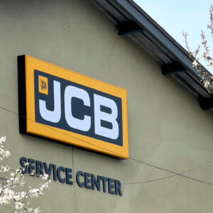 Светеща табела с алуминиев профил JCB за CML Bulgaria, офис в Плевен Светеща табела с алуминиев профил JCB за CML Bulgaria, офис в Плевен