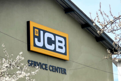 Светеща табела с алуминиев профил JCB за CML Bulgaria, офис в Плевен