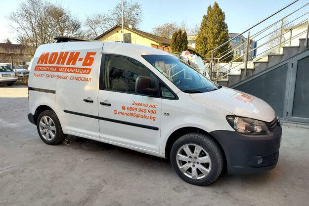 Wrapping a company car with film advertising inscriptions - Moni-B