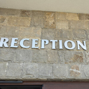 Букви сандвич от плексиглас и неръждавейка за Рецепция